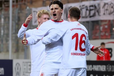 Veron Dobruna feiert sein sechstes Saisontor.