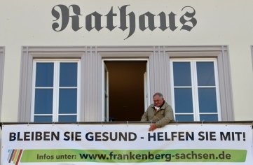Bürgermeister Firmenich auf dem Balkon des Rathauses, wo er auch schriftlich an die Bürger appelliert. 