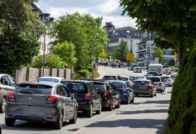Autos stauen sich hinter dem Zug des Schweigemarsches.