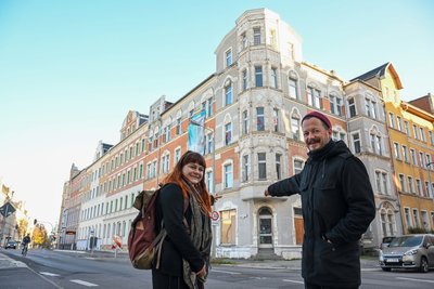 Catharina Neubert hat für ihr Atelier Interesse an Geschäftsräumen in der Zietenstraße 42 und lässt sich von Marcus Bauerfeind beraten. 