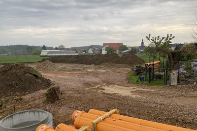 Die Arbeiten für das Regenrückhaltebecken haben bereits begonnen. Hierfür war ein Grundstückstausch notwendig.