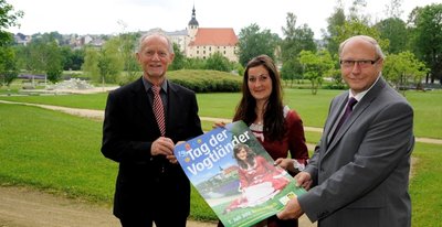 Vorfreude am Montag im Park der Generationen: Landrat Tassilo Lenk, Sandra Gerlach als Neuberin und OB Dieter Kießling (von links).