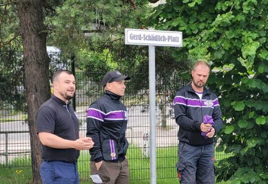 Jörg Püschmann, Stefan Schlenkrich und André Zeuner (v. l. n. r.) von der Auer Fanszene nahmen die Einweihung vor.