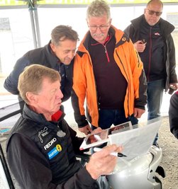 Ohne Allüren: Gern erfüllte Walter Röhrl viele Autogrammwünsche.