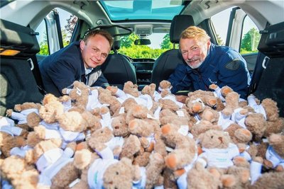 Noch liegen die Teddys im Kofferraum von Niederdorfs Bürgermeister Stephan Weinrich (l.). Die Gemeinde gibt etwa 1800 Euro für die Teddybomber - Aktion inklusive Flug aus. Thomas Oertel (r.) brachte den Bürgermeister auf die Idee, denn der heute 71-jährige Niederdorfer hatte dies schon Ende der 1950er-Jahre erlebt -  als Kind. 