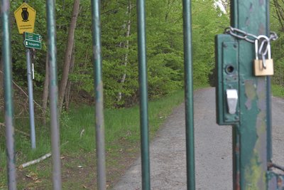 Die Talsperre in Lichtenberg wird komplett saniert. Deshalb gelangt man derzeit nicht über die Staumauer zum Burgberg.