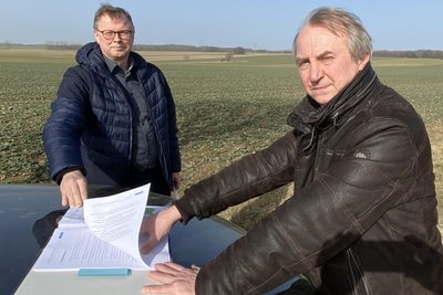 Naturschützer Tobias Mehnert (rechts, hier mit Oberschönas Bürgermeister Rico Gerhardt) weist auch auf andere Energieprojekte in der Gemeinde hin.