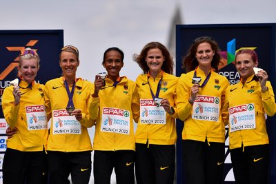 Für Kristina Hendel (rechts) gehört Gold mit den deutschen Marathon-Frauen bei der EM 2022 zu den bisherigen Karriere-Highlights.