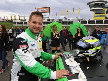              Da war die Welt für Philip Geipel noch in Ordnung. Der Plauener am Sachsenring vor dem Start zu seinem Heimrennen.            