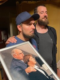 Paul Ulbricht und Martin Berke stellten ein Politikplakat nach.