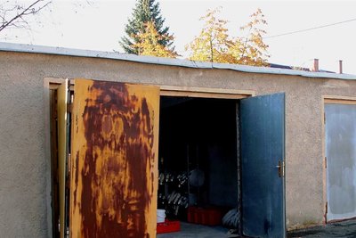 Diese alte Garage, die die Feuerwehr als Lagerraum nutzt, möchte die Gemeinde durch einen Neubau ersetzen. 