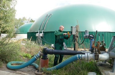 Carsten Tietz prüft ein Steuerelement zum Befüllen der Nachgärbehälter in Krumhermersdorf. 