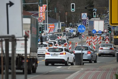 Stau auf der Zschopauer Straße: Bis Ende kommender Woche wird die Auffahrt zum Südring aus Richtung Erzgebirge zur Neefestraße instandgesetzt.