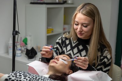 Eine Ukrainerin wird Geschäftsfrau: Kosmetikerin Kateryna Kotsiura versteht es, ihren Kundinnen die Augen noch schöner zu machen.
