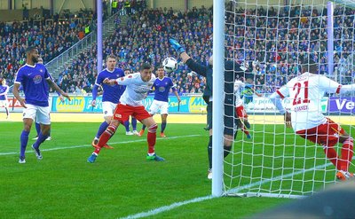 Damir Kreilach (Berlin) trifft per Kopf zum 1:1.