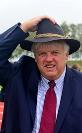 Schon zum Chemnitzer Hutfestival, das in Hainichen Station machte, zeigte sich Bürgermeister Dieter Greysinger optimistisch. 