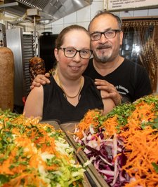 Nach 16 Jahren Döner-, Dürüm-, Salat- und Ofenkartoffelverkauf in denKolonnaden kehren Muzaffer ("Cino") und Tina Gökcen Deutschland denRücken. 