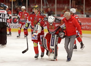 Mannschaftsarzt Matthias Modes und Stürmer Henri Kanninen begleiteten den verletzten Keeper Oleg Shilin vom Eis.