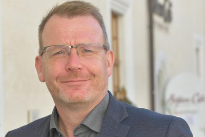 „Mit dieser Beschäftigungsform können diese Menschen für einen kleinen symbolischen Lohn Leistungen im Stadtgebiet übernehmen, die wir als Stadt nicht leisten können und die allen zu Gute kommen“, sagt Freibergs OB Sven Kürger über das Pilotprojekt für Geflüchtete.