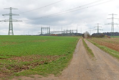 Das Umspannwerk Freiberg-Nord liegt auf Wegefarther Flur nahe der Hainichener Straße.