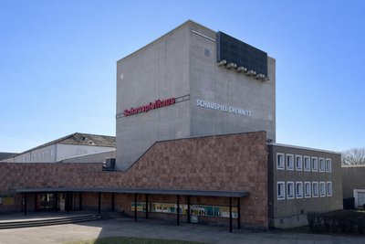 Das leer stehende Schauspielhaus in Chemnitz wird zum diesjährigen Austragungsort des Kunstfestivals „Begehungen“. Es findet zeitgleich und in Kooperation mit dem „Theater der Welt“ statt.