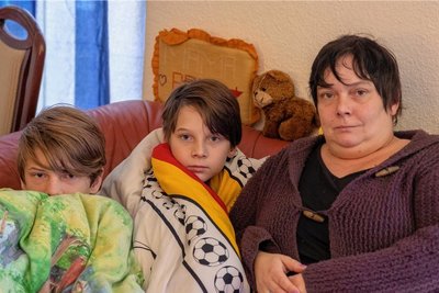 Seit Monaten hat der Eigentümer eines Hauses in der Auerbacher Schulstraße nicht an den Gasversorger gezahlt. Jetzt müssen Mieterin Sandra Köhler und ihre Söhne Niclas und Pascal frieren. Die dreifache Mutter ist jetzt bereits auf der Suche nach einer neuen Wohnung. 