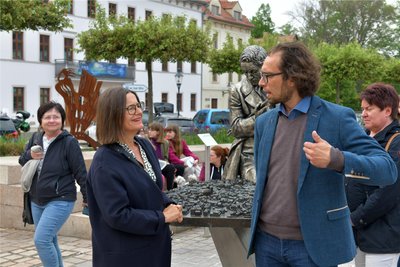 Stadtrundgang mit Staatssekretärin Barbara Meyer durch die Freiberger Altstadt, geführt von Baubürgermeister Martin Seltmann (r.).