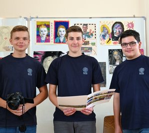 Joshua Lorenz, Even Wohlfarth und Henry Faust (v. li.) von der Klasse 10a der Internationalen Schule Niederwürschnitz haben den Filmbeitrag "Wahlen" umgesetzt. 