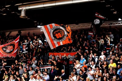 Seit Ende November müssen Profivereine wie die Niners Chemnitz auf solche Kulissen wie hier im Pokalspiel gegen den FC Bayern verzichten. Dabei fehlt den Vereinen viel mehr, als nur die Stimmung auf den Rängen. In erster Linie fehlen die überlebenswichtigen Einnahmen aus den Ticketverkäufen.
