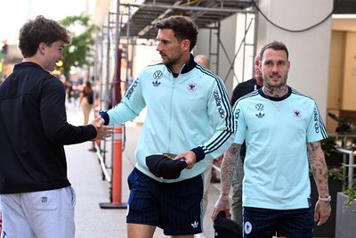 Leon Goretzka (l). und David Raum (r.) auf dem Weg zu einem Termin in Chicago.