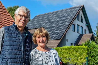 Die Adresse ist Programm: Barbara und Wolfgang Oehlmann leben "An der Sonnentrasse". Die Familie baute sich eine Photovoltaik-Anlage mit Speichern ins Haus, um unabhängiger vom Energiemarkt zu sein. 