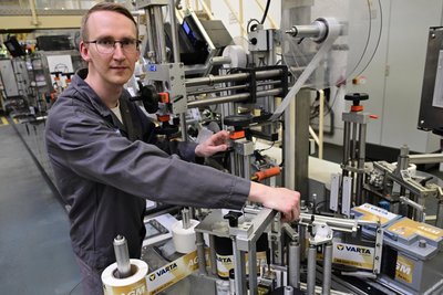 Blick in die Fertigung bei Clarios. Hier erhalten gerade Varta-Batterien – die Marke gehört Clarios – den letzten Schliff. Im Bild: Mitarbeiter Lukas Schubert.