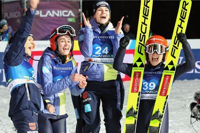 Grenzenlose Freude bei Luisa Görlich, Selina Freitag, Anna Rupprecht und Weltmeisterin Katharina Althaus (von links). 