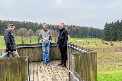 Organisator Danilo Stein (links) und sein Kollege Falk Puschner sowie Kollegin Sophia Köhler beim Entspannen im Grünen.