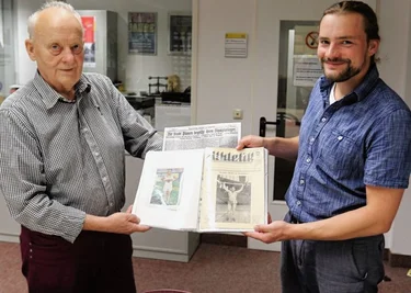 Hansjörg Spatschke (links) überreichte einen großen Teil seiner umfangreichen Sammlung über die Geschichte des Ringens an Clemens Uhlig, den stellvertretenden Leiter des Plauener Stadtarchivs.