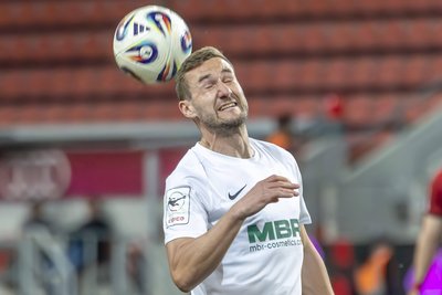 Stets bemüht. Diese Zuschreibung fasst die Saison des Offensivspielers perfekt zusammen. Günther-Schmidt ackerte und wollte etwas bewirken. Im Großen und Ganzen waren seine Auftritte allerdings unglücklich. Viele Tormöglichkeiten ließ er leichtfertig liegen, oftmals traf er auf dem Platz die falschen Entscheidungen.