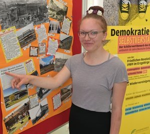 Emily Bernhardt von der Oberschule Auerbach hat für ihr Plakat, das den Wandel ihres Dorfes dokumentiert, einen Preis beim Schülerwettbewerb erhalten. 