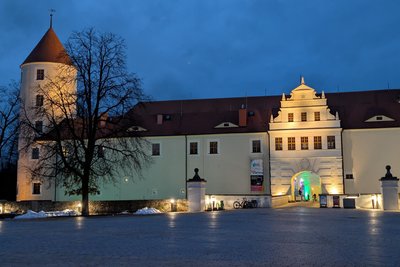 Im Innenhof des Schloss Freudenstein begeistern Eisbahn und Winterbar die Gäste.
