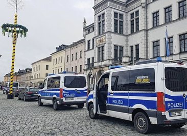 Drei Busse der Bereitschaftspolizei sorgten am Donnerstagvormittag auf dem Oelsnitzer Markt für Fragezeichen. 