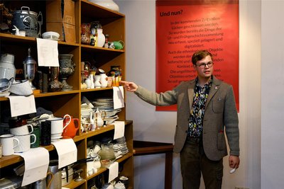 Alexander Fischer, Sachgebietsleiter Kultur in Meerane, gestaltet das Museum völlig neu. Von der bisherigen Sammelwut kündet in der Ausstellung künftig dieser Schrank, der ganz genau so bisher in einem Depot stand.