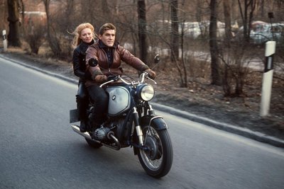 Die Schauspieler Mario Adorf unterwegs mit Schauspielerin Karin Baal.