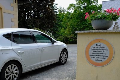 Rechts vom Haupteingang des Friedhofes warnt ein Schild: Einfahrt nur mit gültiger Einfahrtgenehmigung. 
