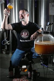Tilo Jänichen aus Frohburg gehört zu den experimentierfreudigsten Brauern in Sachsen. Sein jüngster Sud ist eine Lichtenhainer Weisse. Diesem vergessenen Bierstil will der 50-Jährige zum Comeback verhelfen. 