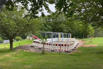 Diese Geräte zum Sporttreiben - hier ein Foto von Mitte Juli - gehören zum oberen Spielplatz im Muldabad, der für Jugendliche und für ältere Besucher gedacht ist.