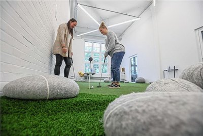 Wer keine Lust auf Basketball hat, kann Golf spielen, um sich zwischen den Konzentationszeiten aufzulockern.