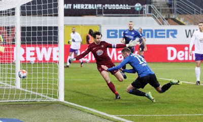 Das 1:0 für Paderborn: Srbeny trifft per Kopf und lässt Männel keine Chance. 