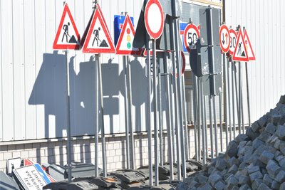 Schilder, Salz und Geräte liegen bei der Straßenmeisterei Freiberg am Fuchsmühlenweg in Freiberg für den Winter bereit.