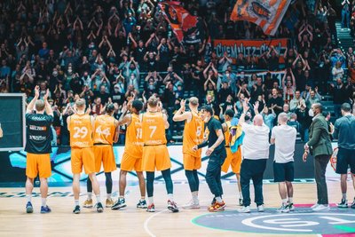 Nach dem 85:80-Sieg im Viertelfinale gegen den FC Bayern München feierten die Niners am Sonntag mit ihren Fans in der Messe.