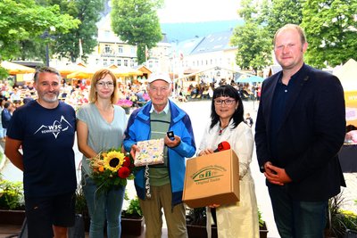 Christian Freitag, Sarah Schlosser, Gerd Häuer, Laudatorin Heike Hünefeld und Bürgermeister Jens Benedict (v. l.) auf der Oberwiesenthaler Bühne.