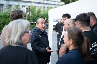 Bei dem Einsturz starben drei Menschen. Octavian Ursu spricht unweit des eingestürzten Wohnhaus in der Innenstadt mit den Angehörigen.